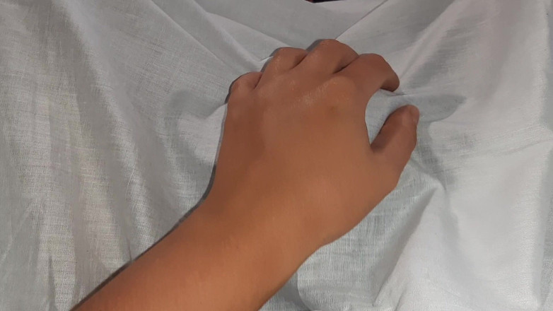 Lesbian-illusion: Пока моя подруга учится на экзамене, наш сосед играет с моей киской под одеялом