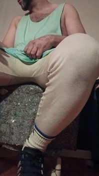 Dirty-jb úplně naštvaný na záchodě. Spodní prádlo a ponožky