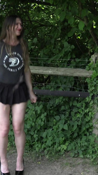 Mulher desesperada precisa fazer xixi!