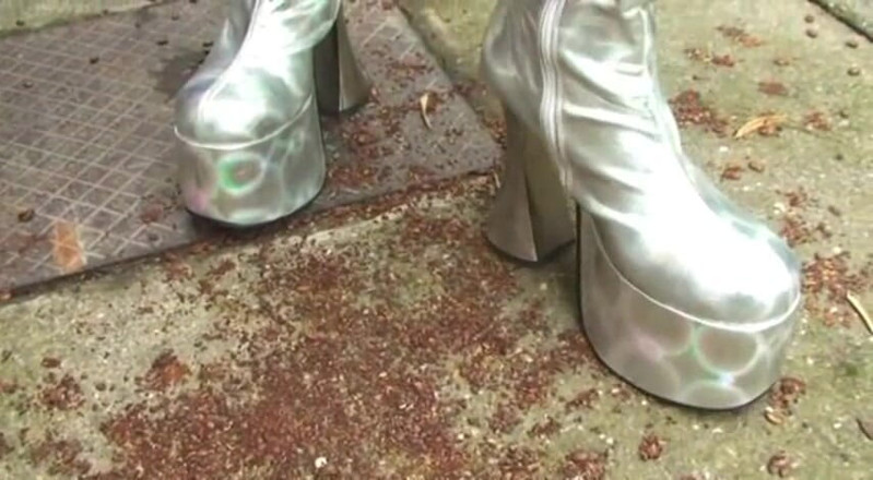 Foot Girls: chandi ki oonchi eri ke joote ke saath kuchalna