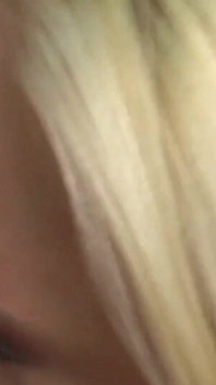 Loira de boca quente sabe como fazer paus se divertirem