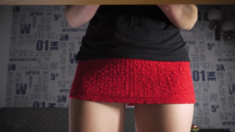 Teasecombo 4K: スカートの下は前からチラチラ光る白いパンティー