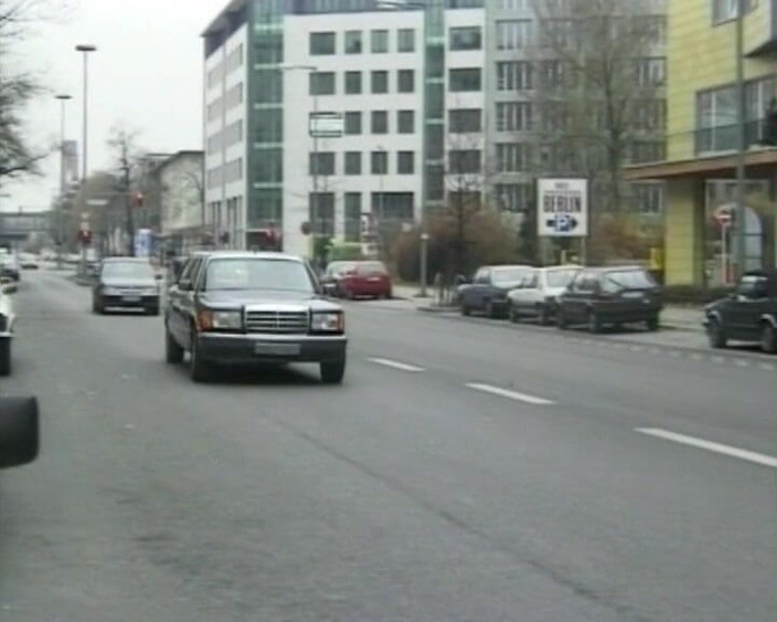 Deutsche Madchen: Rondborstige en geile Duitse milf krijgt haar ronde tieten bedekt...