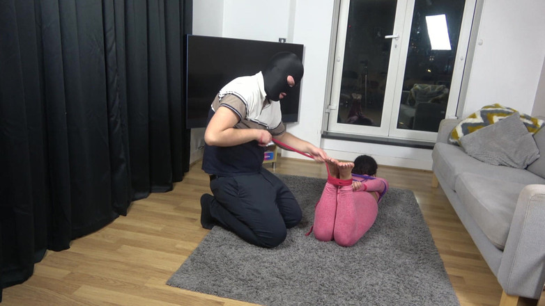 Latina Fetish: Latina en tenue de yoga, bondage avec un énorme ballgag violet +...