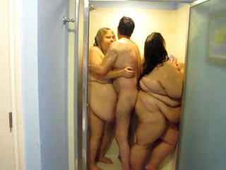 BBW nurse Vicki adventures with friends: 2BBW et 2 mecs dans une douche, quel plaisir mouillé
