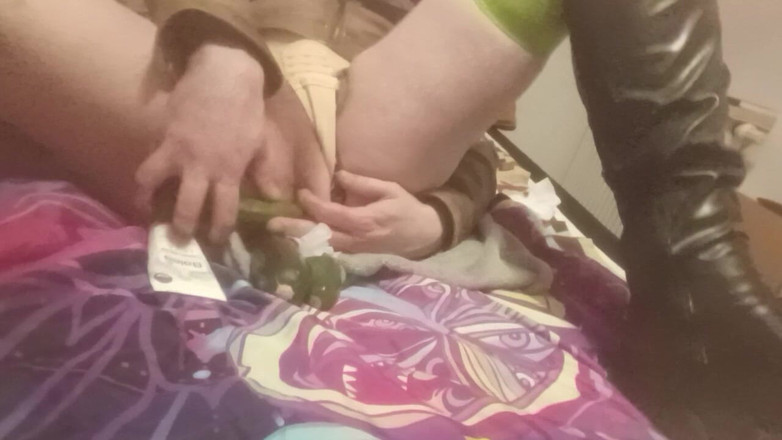 JujuTV: Il ragazzo lo fa questa volta con una zucchina