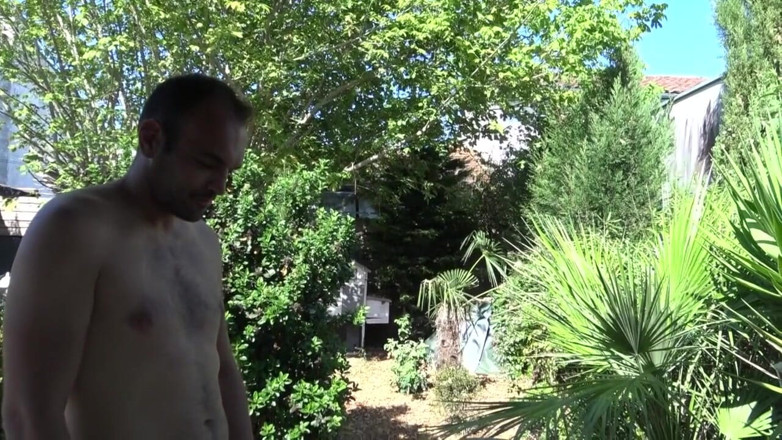 Gaybareback: Естебан Діас відтрахана Фредом без презерватива в моєму саду