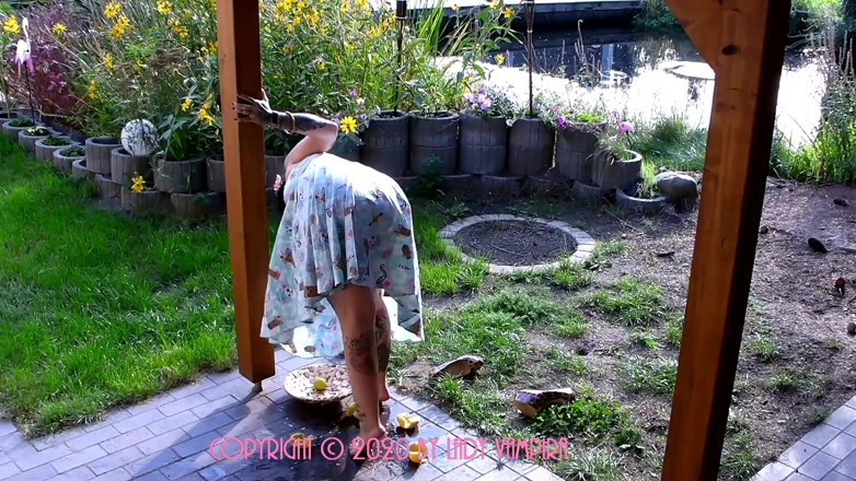 Domina Lady Vampira - SM Studio Femdom Empire: 으깬 여름 - 맨발로 감귤류 튀는 과일