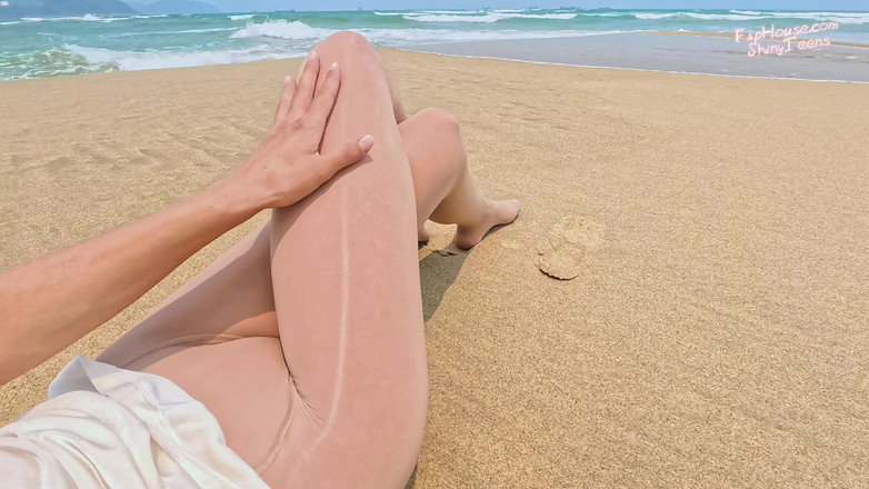 Shiny teens: 867 Sahildeki güzellik.. Kumdaki parlak taytlar