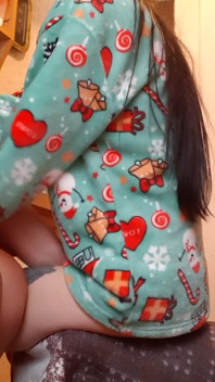 Eu și iubita mea ne masturbăm reciproc în bucătărie în timp ce menajera noastră pregătește micul dejun