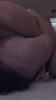 她 Masterbates 观看性爱直播定制视频