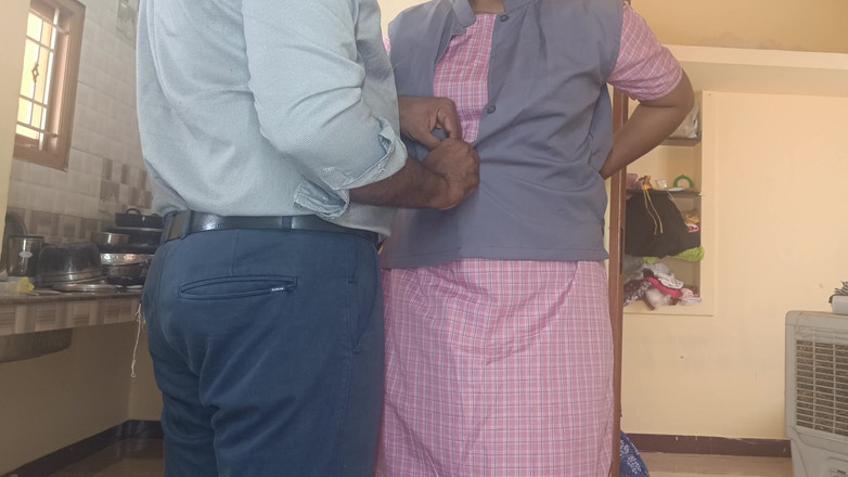 Ilakkiya: 学生和老师享受后入式啪