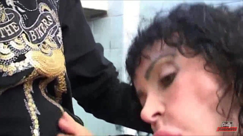 Vere Casalinghe Italia.: Big titted brunette gets banged in the bathroom
