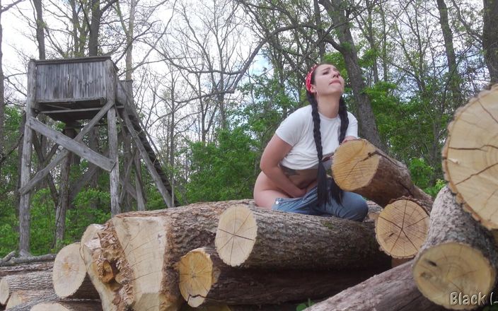 YSP Studio: Dřevorubec dívka masturbuje po tvrdé práci
