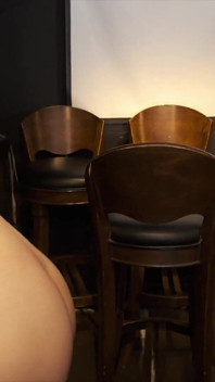 Un ménage à trois con la bellissima proprietaria del bar prima di aprire