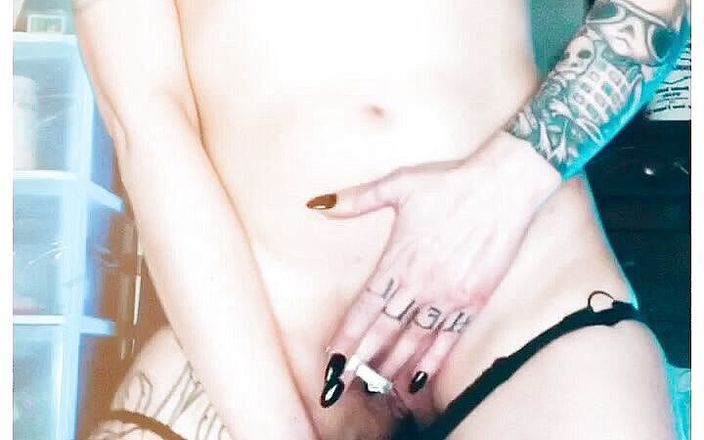 Hellizabeth: Hellizabeth solo fumando