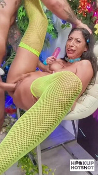 Sona Bella robi głębokie gardło i obejmuje kutasa z śliną!
