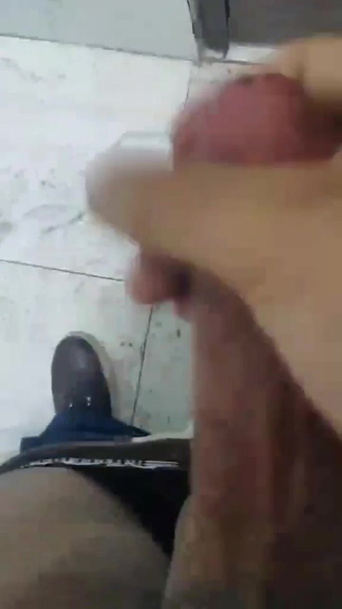 Shahzad1024: Po dlouhé době masturbuji svůj penis, když vidím svou starší...