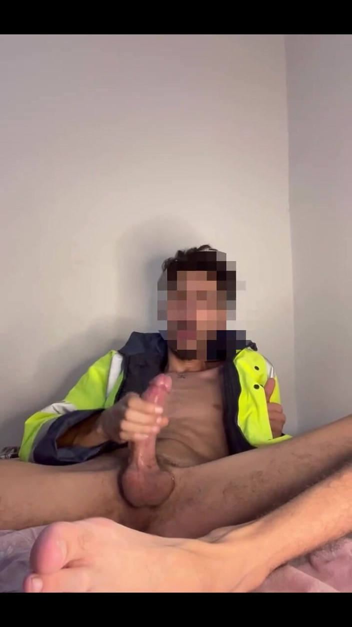 ARAB HUNG TWINK: Stavební dělník si hladí jeho obrovského ptáka dokud se vynaloží