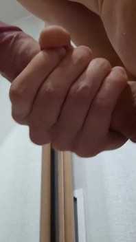 Un ragazzo magro europeo si masturba il suo grande