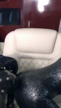 Petplay în latex de cauciuc - Pozitiv Femdom Roleplay în avion. Arya Grander