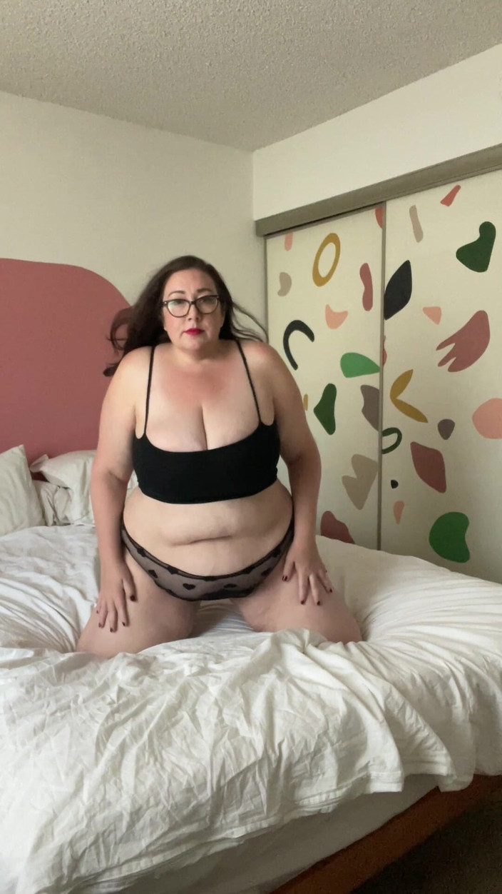 Cutejayne: Busty BBW MILF Plays with Her Pussy in Bed