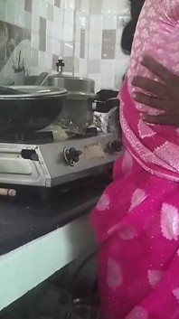 Kongkek duduk di dapur Tamil