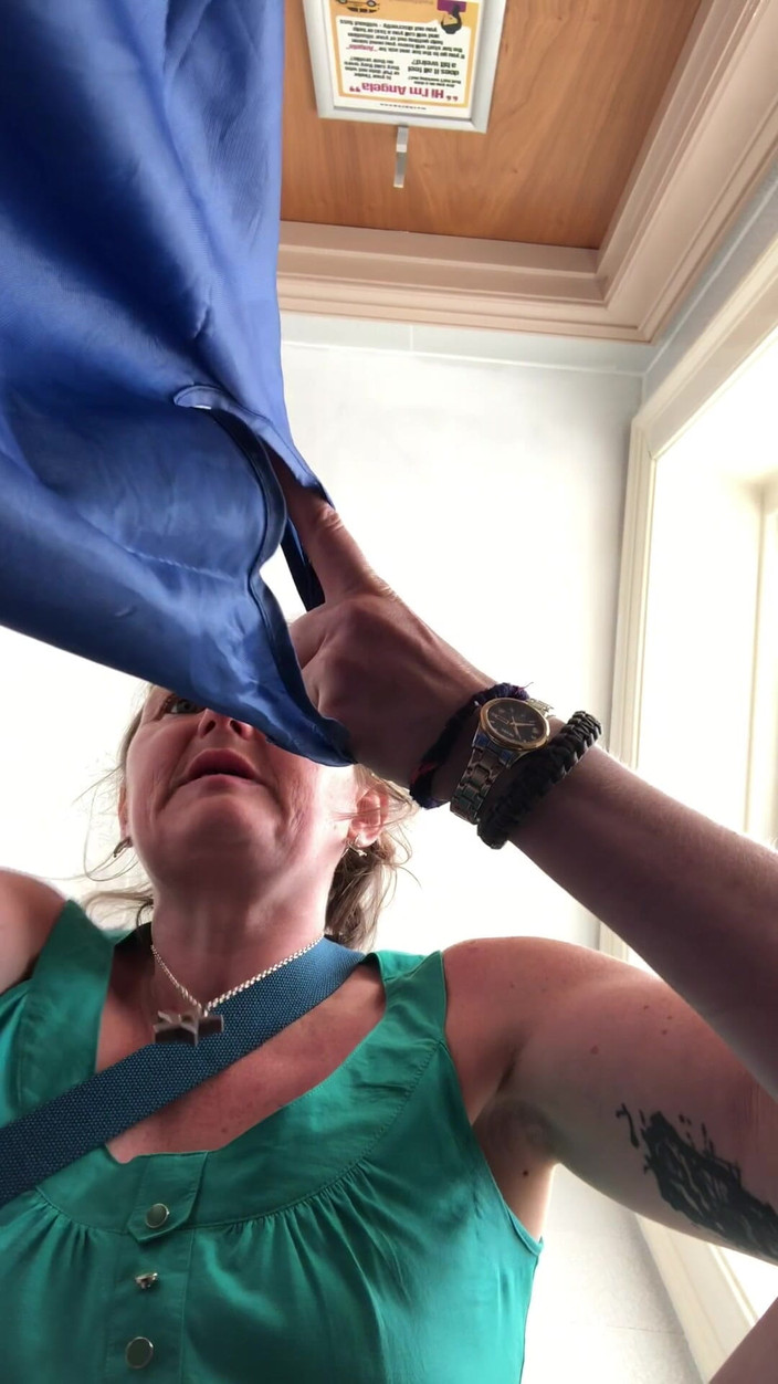Pissing Paradise: Rachel wriggler lagi asik kencing di toilet umum, si cewek...