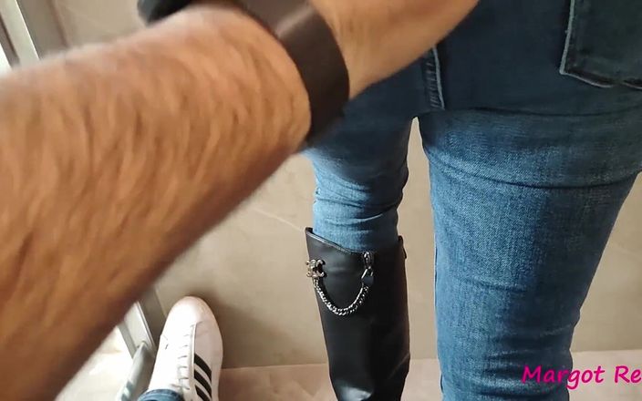 Margot Red: Min väns fru fångar mig i badrummet och rör mig...