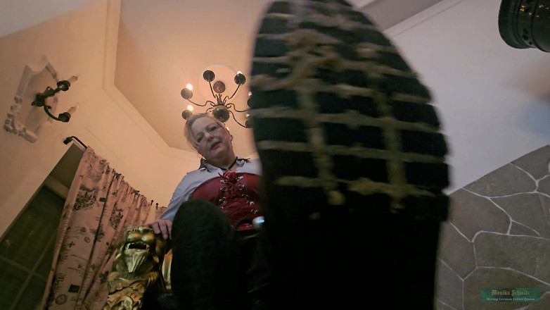 Strict Senz: Monika Schmidt Pod mými špinavými botami otrokyně lízání drtícího odpadu Obryně...