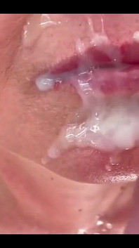 Le doy una mamada cuando mira mi video porno y se corre en mi cara y en la boca  
