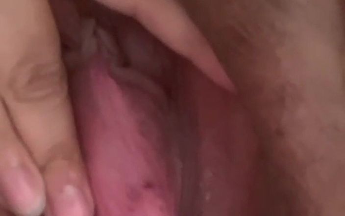 Real HomeMade BBW BBC Porn: WildEnglishBBW mi sgrilletta il clitoride allargando la mia figa rosa...