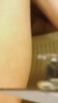 Tânăra brunetă gagică se cu degetul până la orgasm lângă șemineu