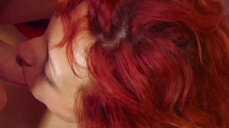 UK Babes: La rossa si fa scopare il suo buco spalancato