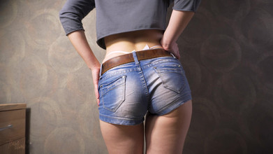 Teasecombo 4K: Sexig MILF i tighta jeansshorts blinkande vit rem valsvans