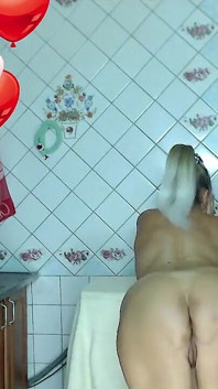 Gorąca gospodyni Lukerya marzy o lecie w kuchni