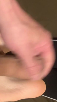 Vastgebonden voetneukpartij met cumshot