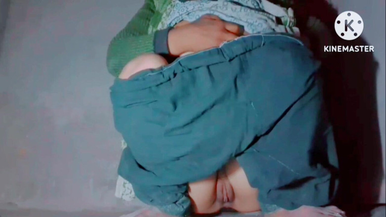 TricolorMusic3: Seksi figürlü bu Assamlı kız gösteriye başlamak için odasına bir...