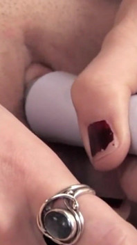 Těsné kundičky - velká prsa scéna 1_busty brunetka MILF si užívá robertek, dokud nemá orgasmus