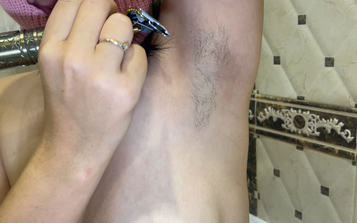 Amelia Queen: Xuất tinh của nách với một epilator! Cạo lông nách!...