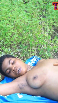 Africanas Fofas Ado Lésbicas Com Grandes Mamas Na Siririca E Chupando Ao Ar Livre