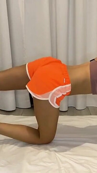 Zboczeniec Stepbro cicho szarpie się podczas oglądania jego przyrodnia siostra robi nagą jogę (POV)