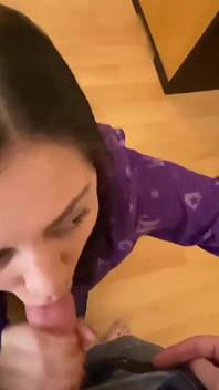 Johntronx - ma chérie brune me suce la bite et me mange mon sperme en POV