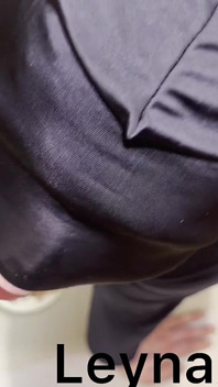 Dominatrix itaatkarını sidikle dolduruyor, onu aşağılıyor, onu iyi bir yavru gibi eğitiyor ve küçük yarağına gülüyor