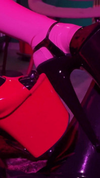Rubber ve Ava Fetishart sapıka lateks ayakla muamele yapıyor bölüm 1