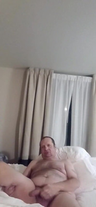 Hladí a mluví sprostě, dokud to nevyveze