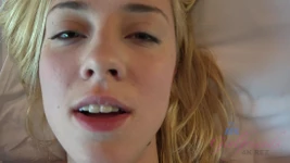 वह रिवर्स काउगर्ल में बहुत अच्छा महसूस करती है - उसकी चूत क्रीम से शुरू होती है