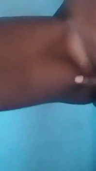 Fată neagră minionă cu degetul și futai în pizdă