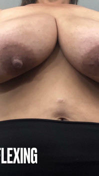 J Cup, flexion des seins, Pecs Cam 2