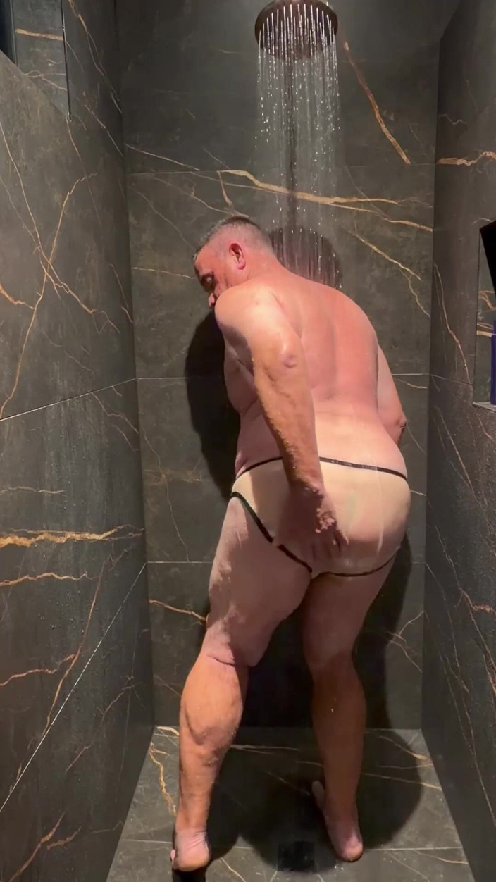 GottaLuvBB: Немного просто нарядов в душе